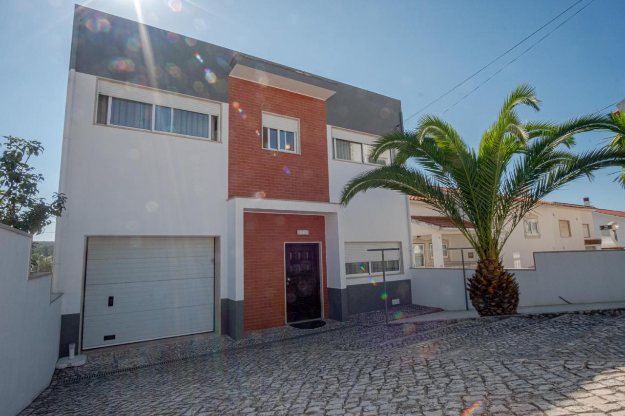 8 Rodrigues Family House - Villa With Patio Nazare Bagian luar foto